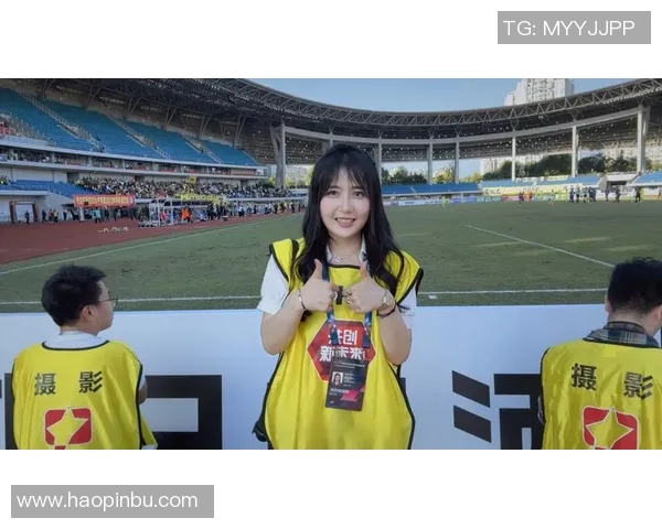 聚焦绿茵巨星瞬间展现赛场激情与荣耀时刻 聚焦绿茵巨星瞬间展现赛场激情与荣耀时刻