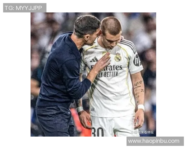 右脚天才领衔足球世界经典瞬间 揭秘当代右脚球星的辉煌成就与影响